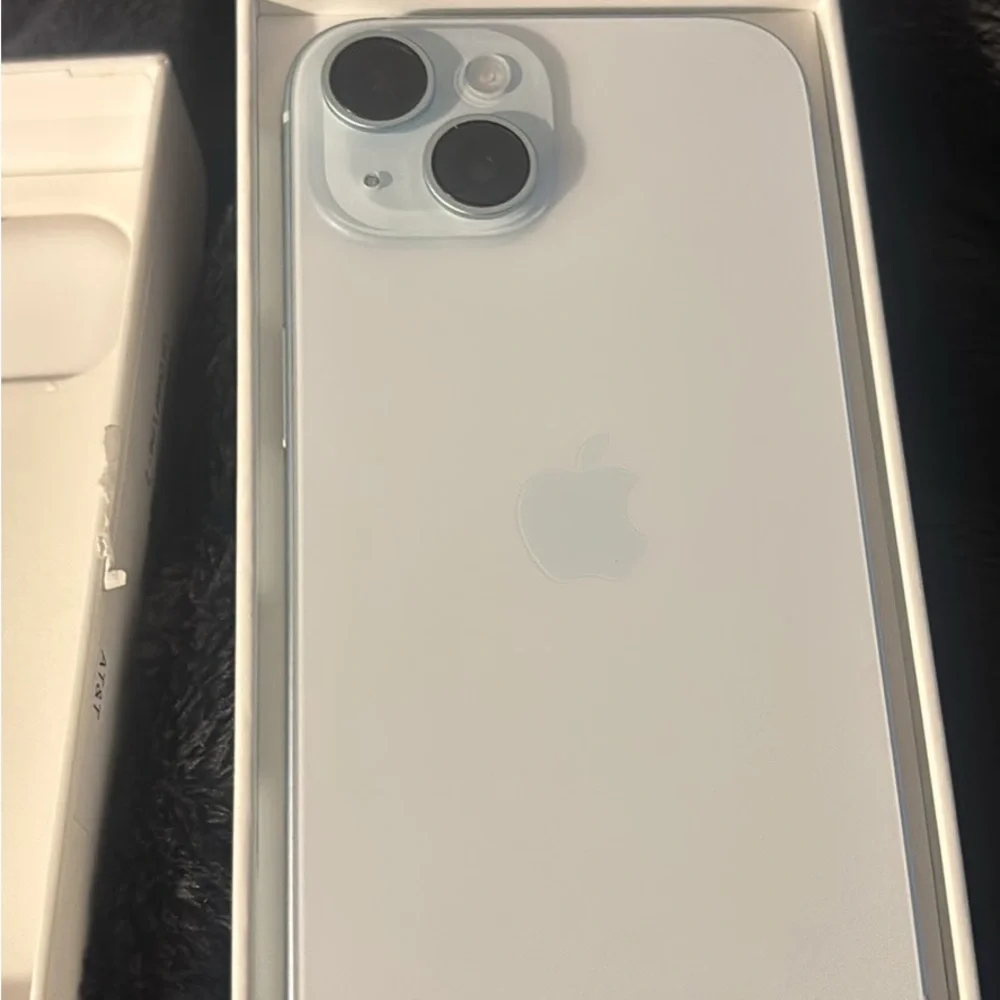 Apple iPhone 15 - white